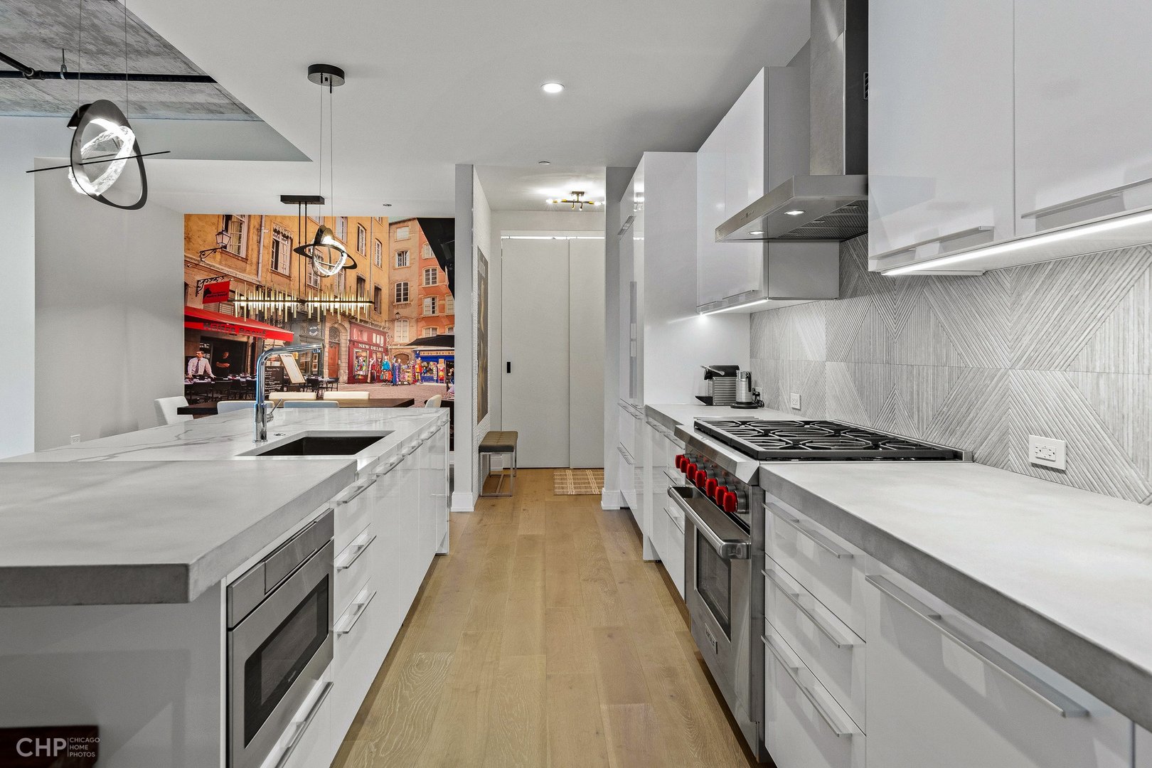 West Loop Luxury: 111 S Peoria St, #210
