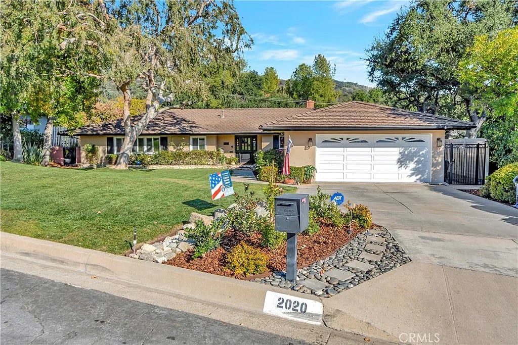 2020 Oaks Pl