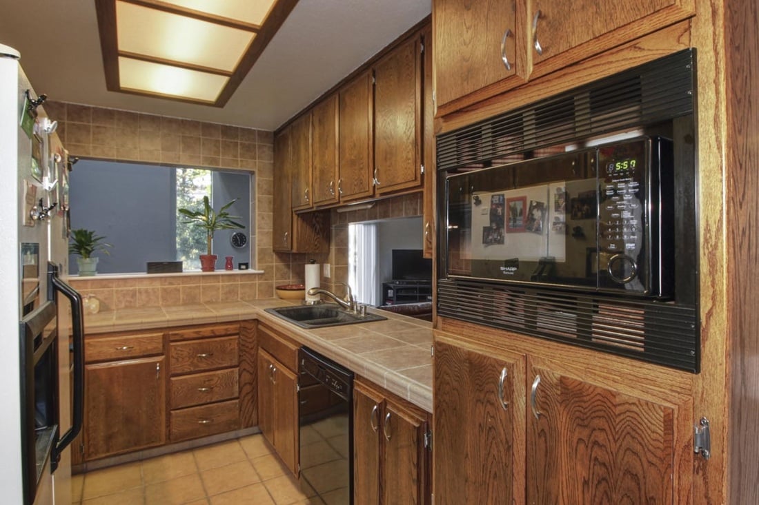 Gorgeous Condo in Popular Exeter Square!