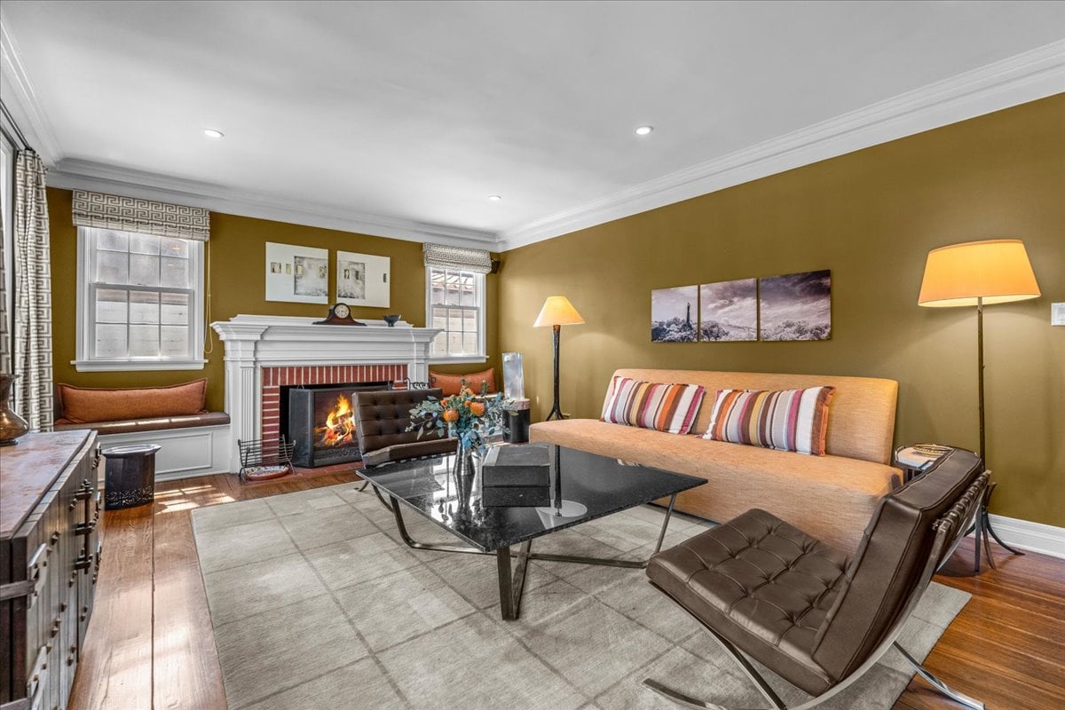 Toluca Lake 5  + 4 Traditional witih Pool & Guest House