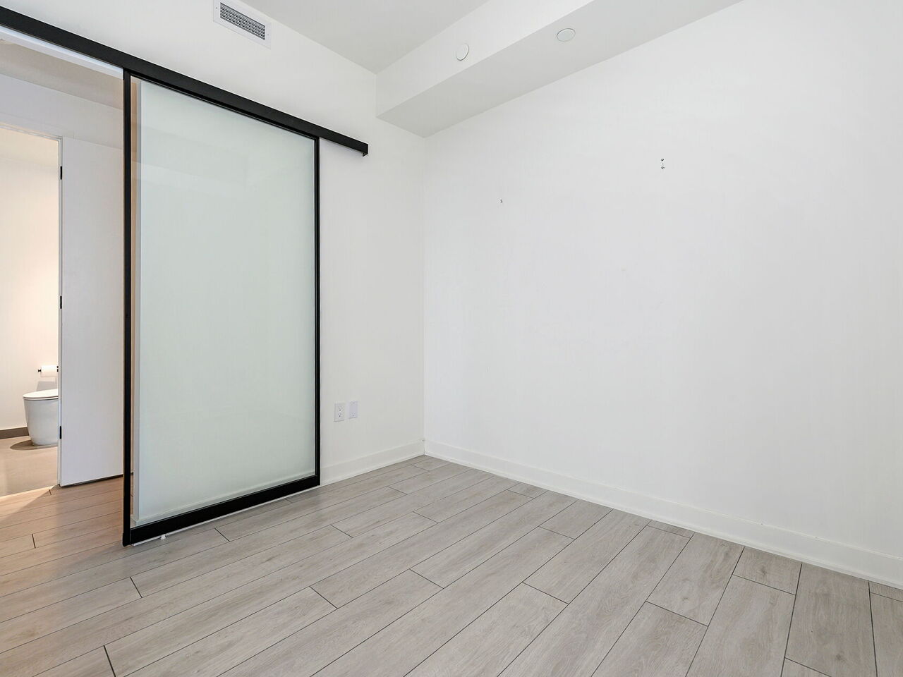 55 Charles St E Unit: 2604