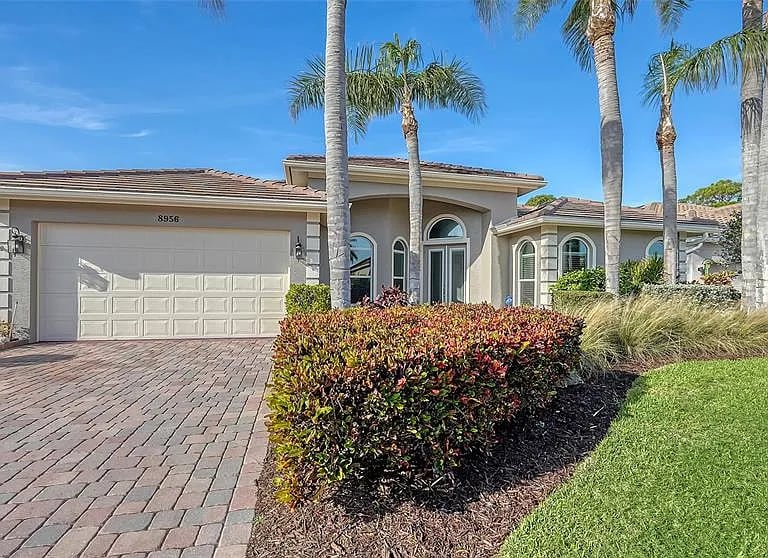 8956 Huntington Pointe Dr