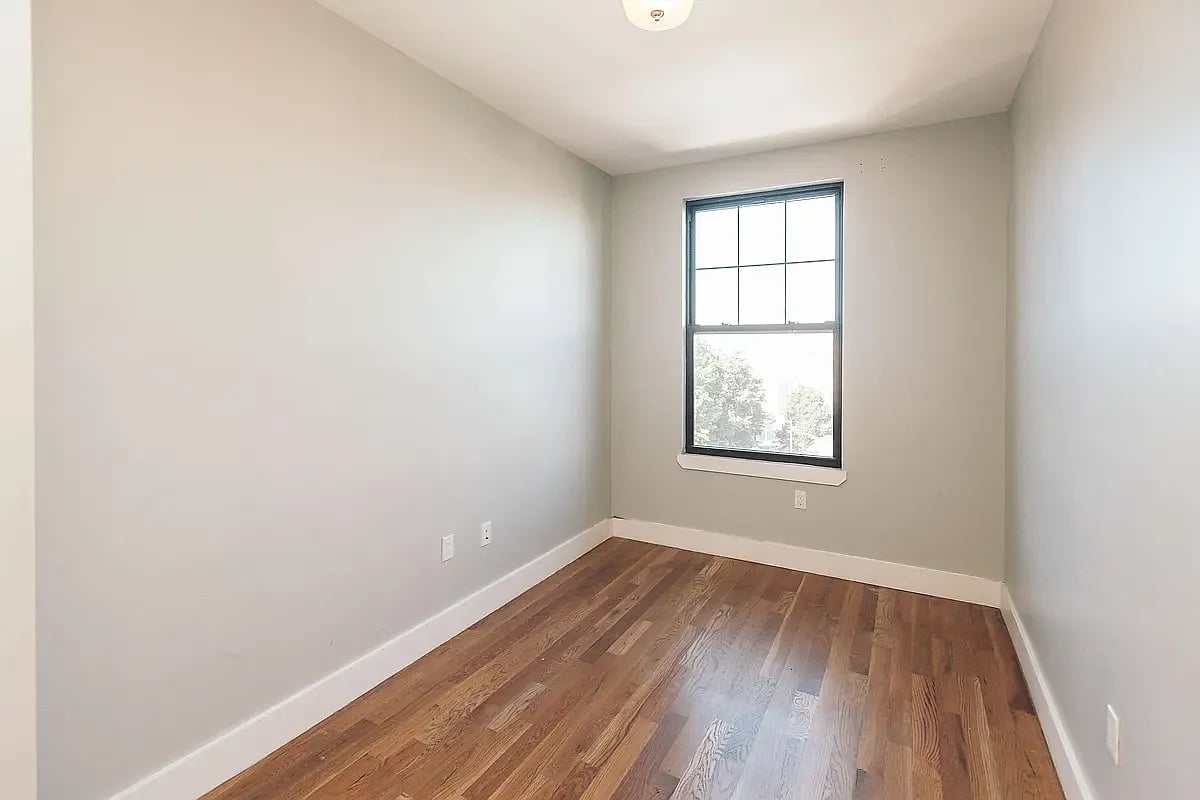 907 Broadway 3R