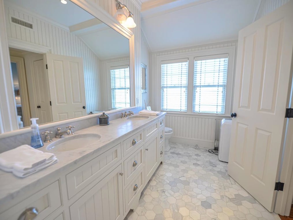 96 Beach Rd