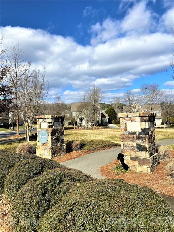 5001 Hedgebrook Ln