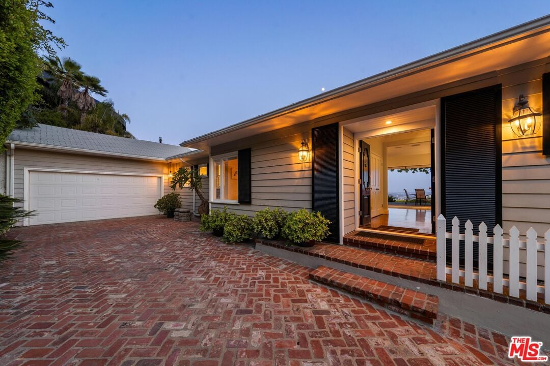 Sierra Mar Dr, 90069