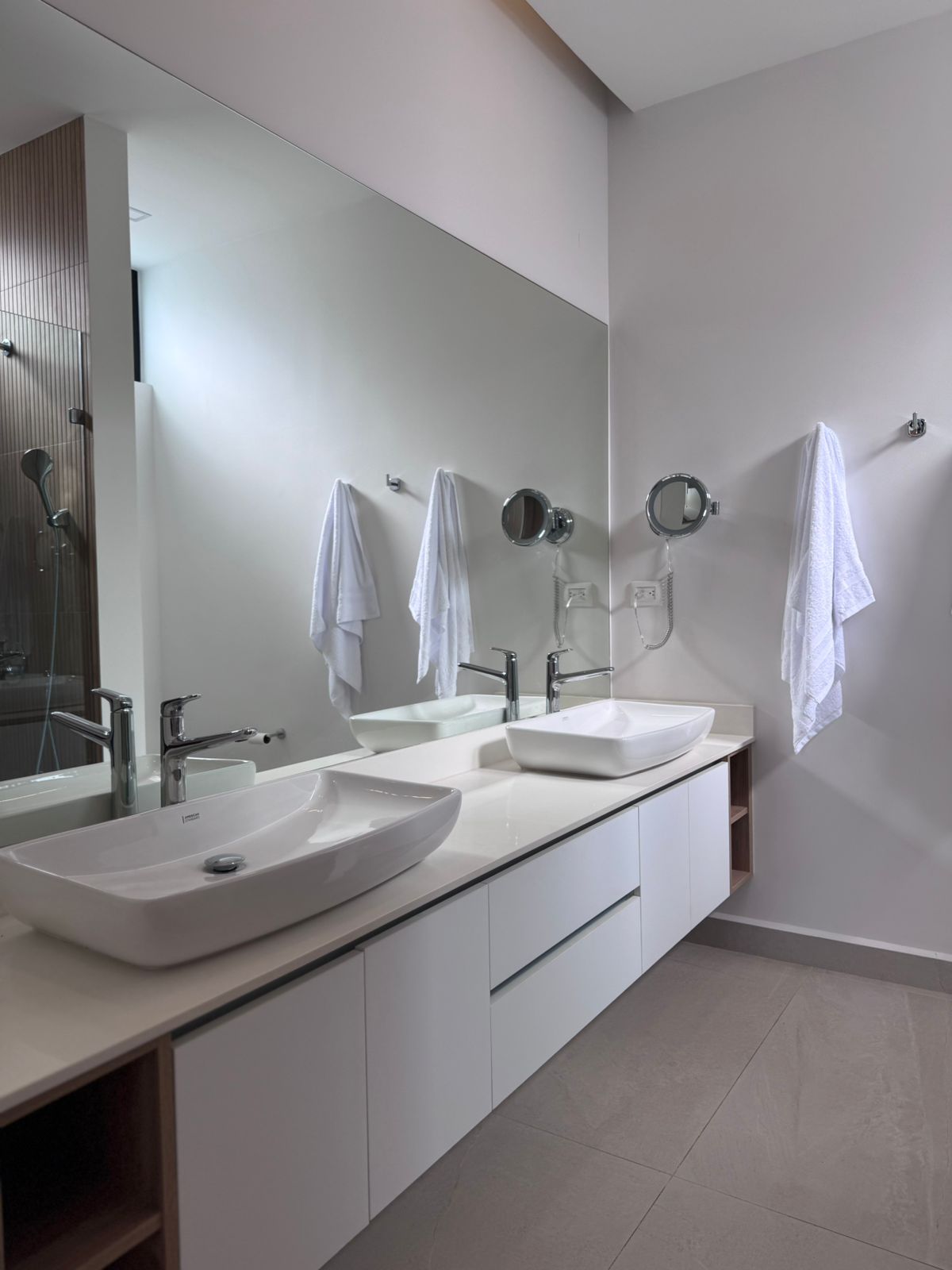 Turnkey Tropical-Modern 4BR Villa with Private Pool in Prestigious Hacienda Pinilla