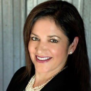 Anne Plakakis Charlotte, NC Real Estate Agent Headshot