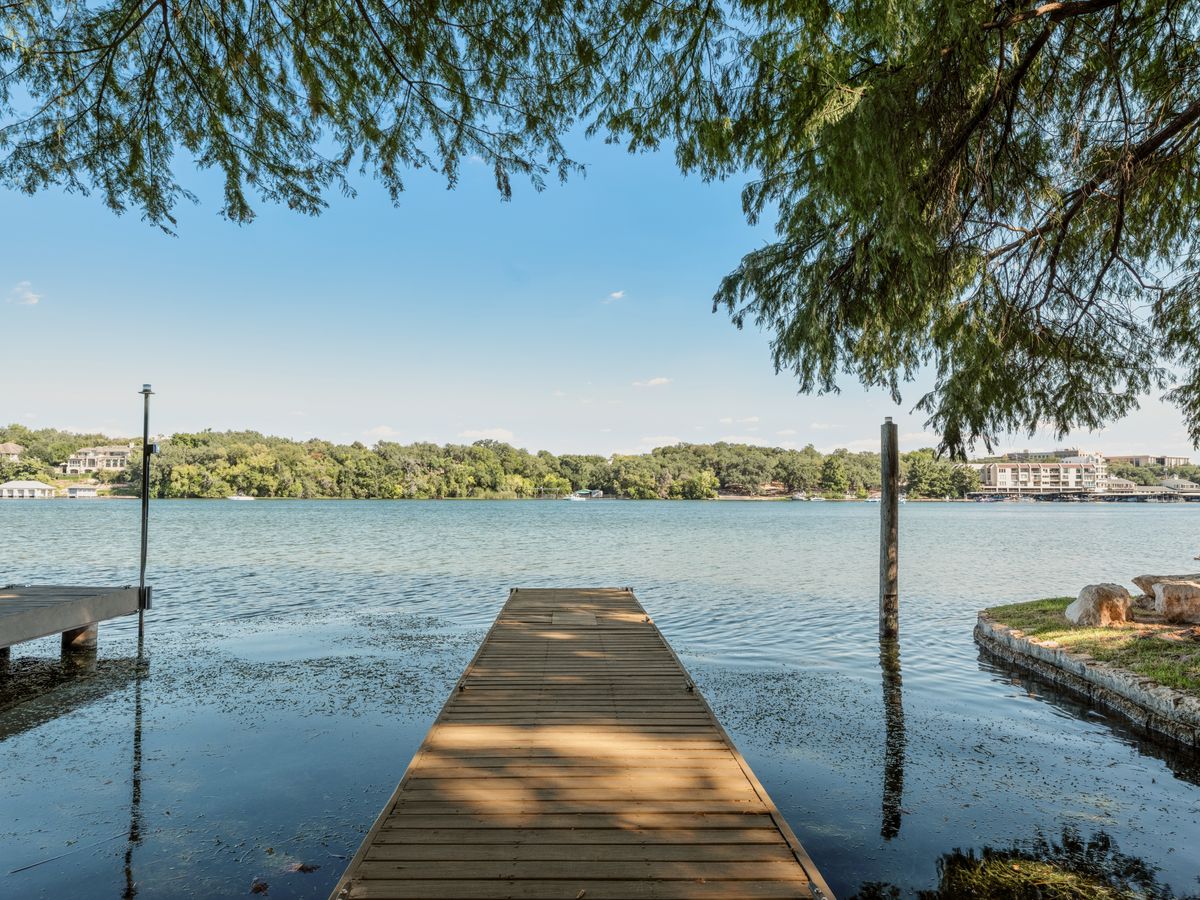 Lakeshore Horizon: Waterfront Villa with Lake & City Views