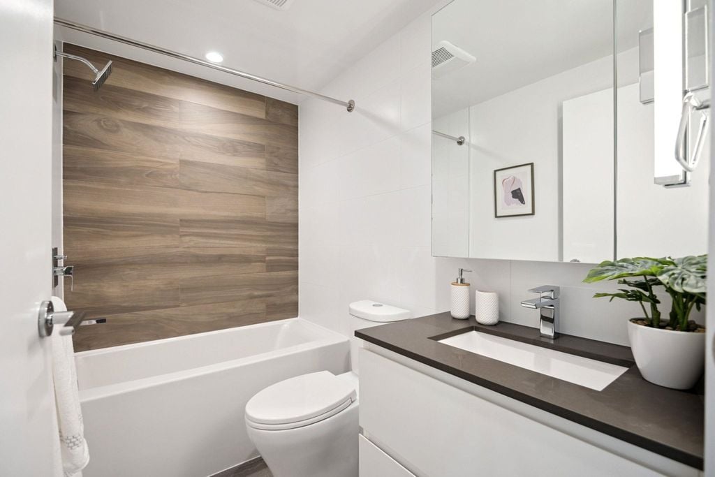 13615 Fraser Hwy, #402