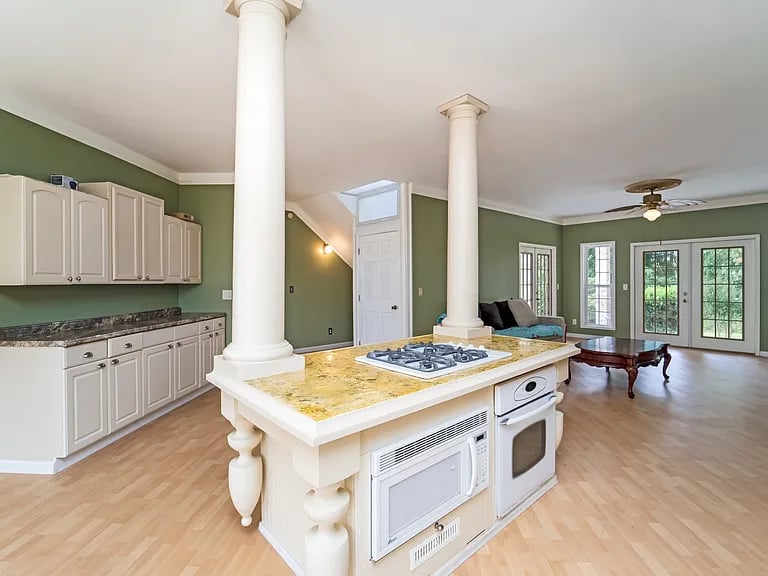 440 Snow White Prince Ln
