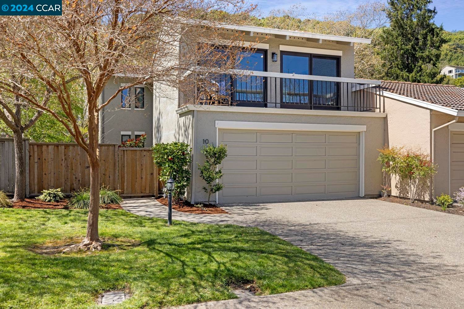 10 Doral Dr