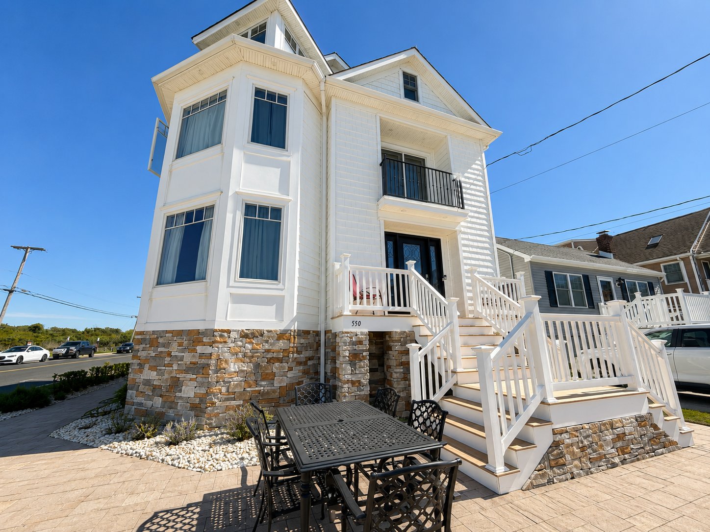 Beautiful Seashore Home with Amazing Views 