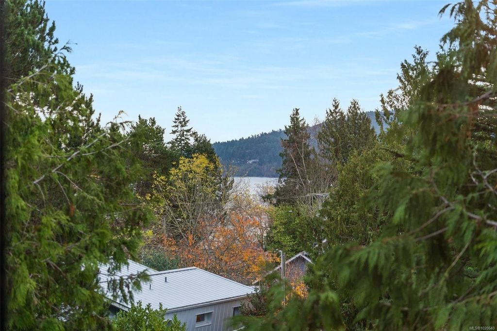 5229 Cordova Bay, #303
