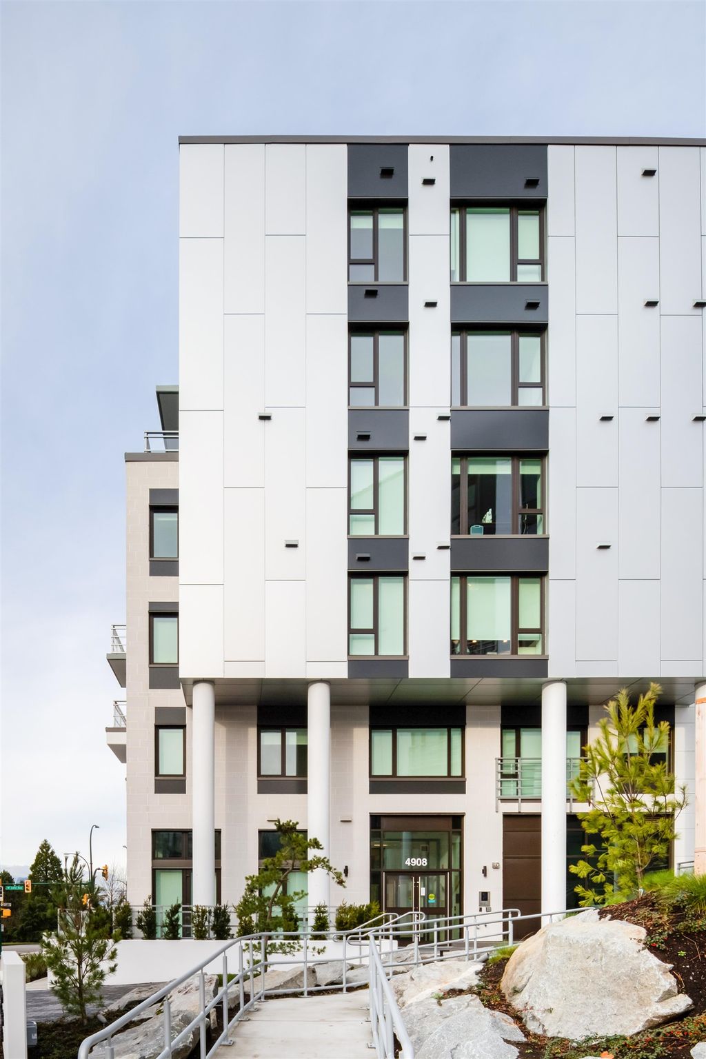 4908 Cambie St, #405