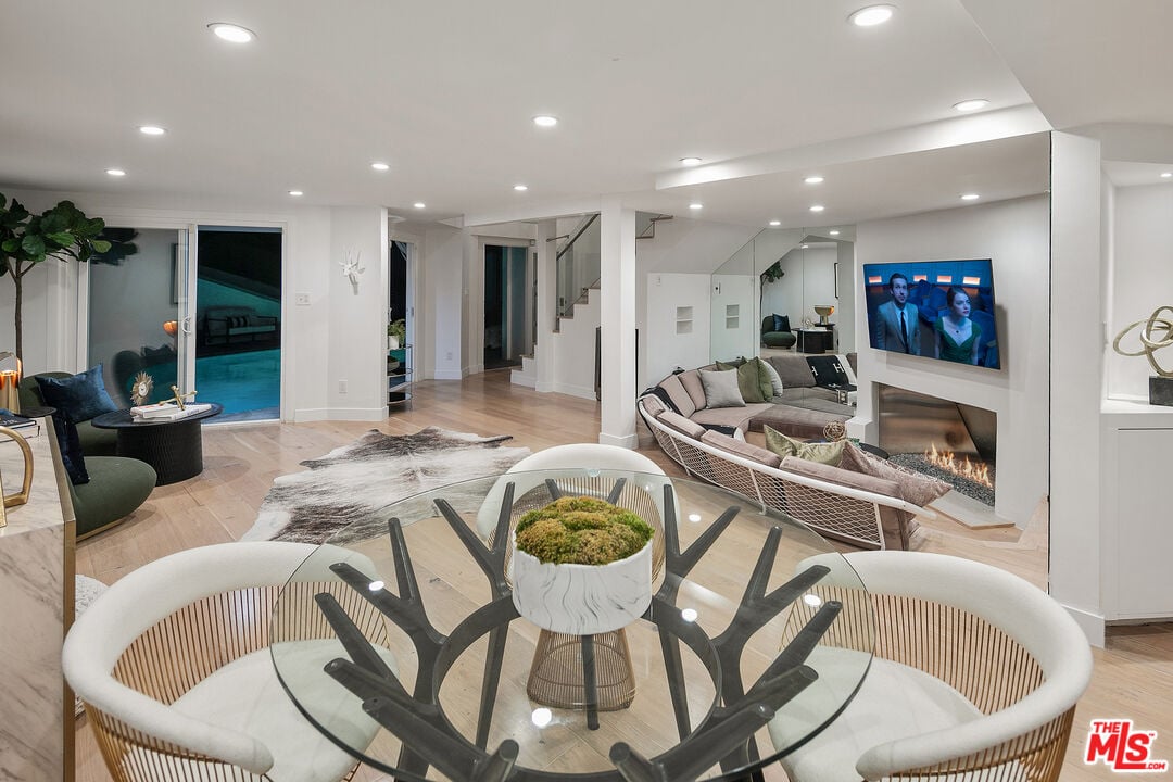 Halo Manor, Braeridge Dr, 90210