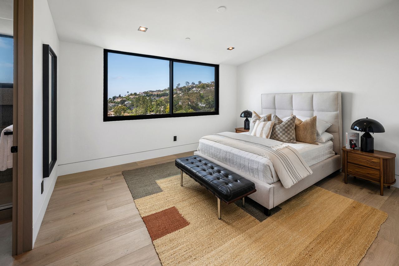 6627 Muirlands Dr, La Jolla, CA 92037