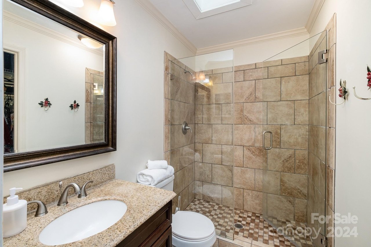 324 W 10th St