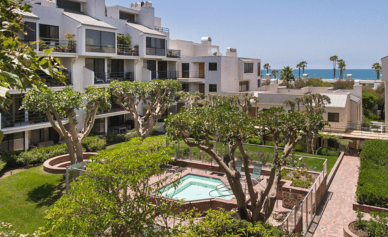 Top Floor, Spacious 2 bedroom 2 bath condo