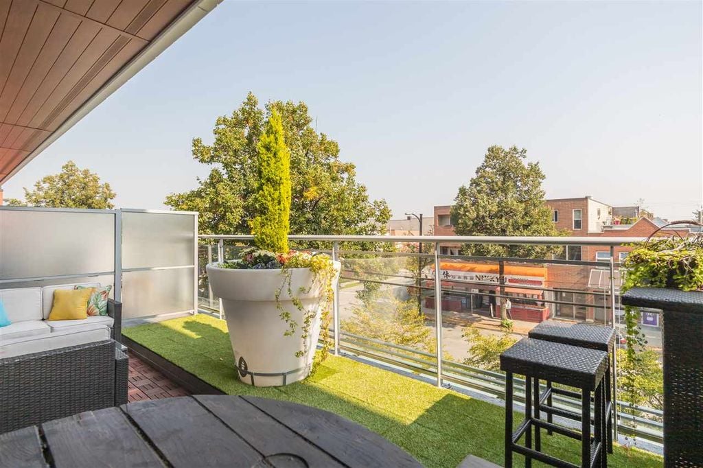 3333 Main St, #208