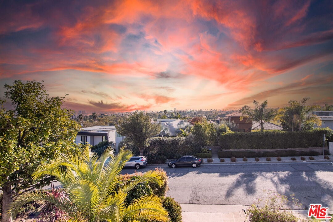 905 Berkeley St, 90403