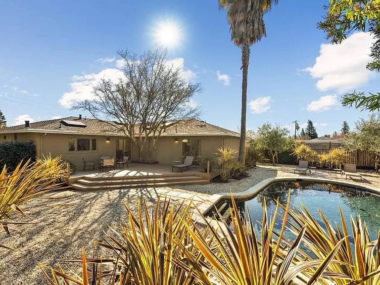 789 Cordilleras Dr