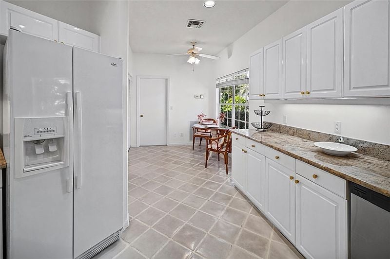 8814 Lakeside Cir