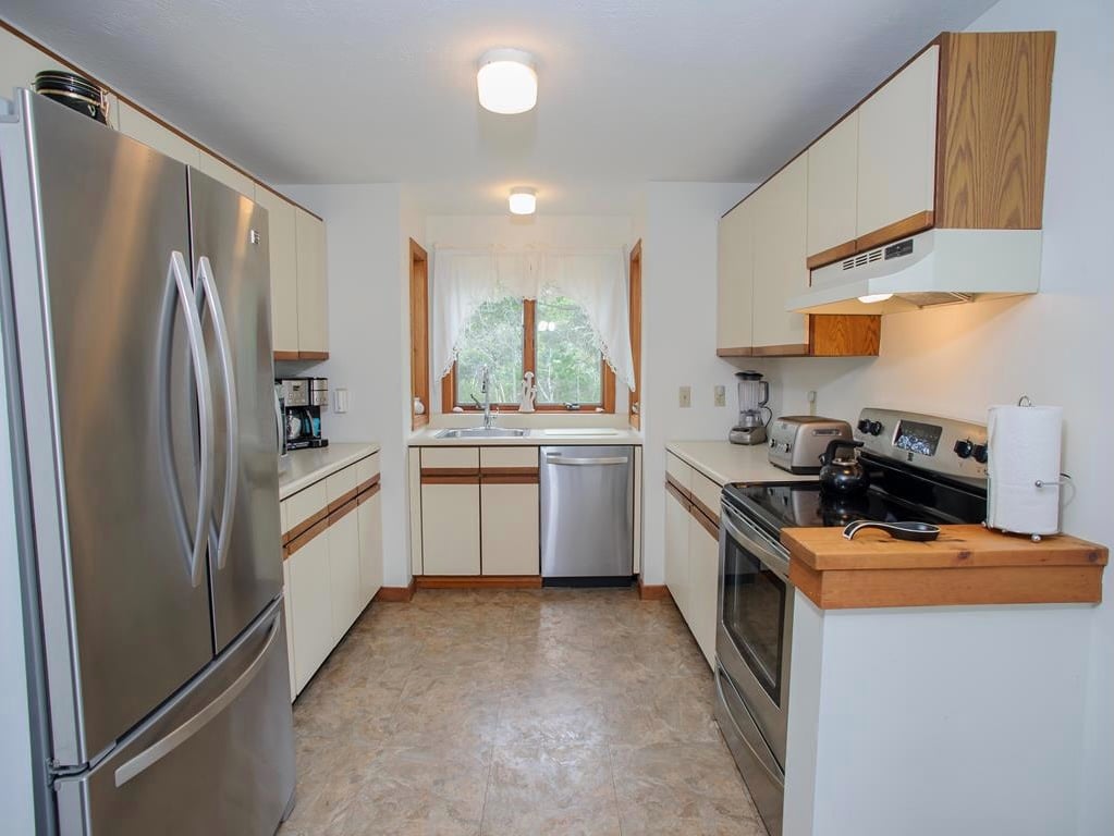 27 Schoolhouse Rd