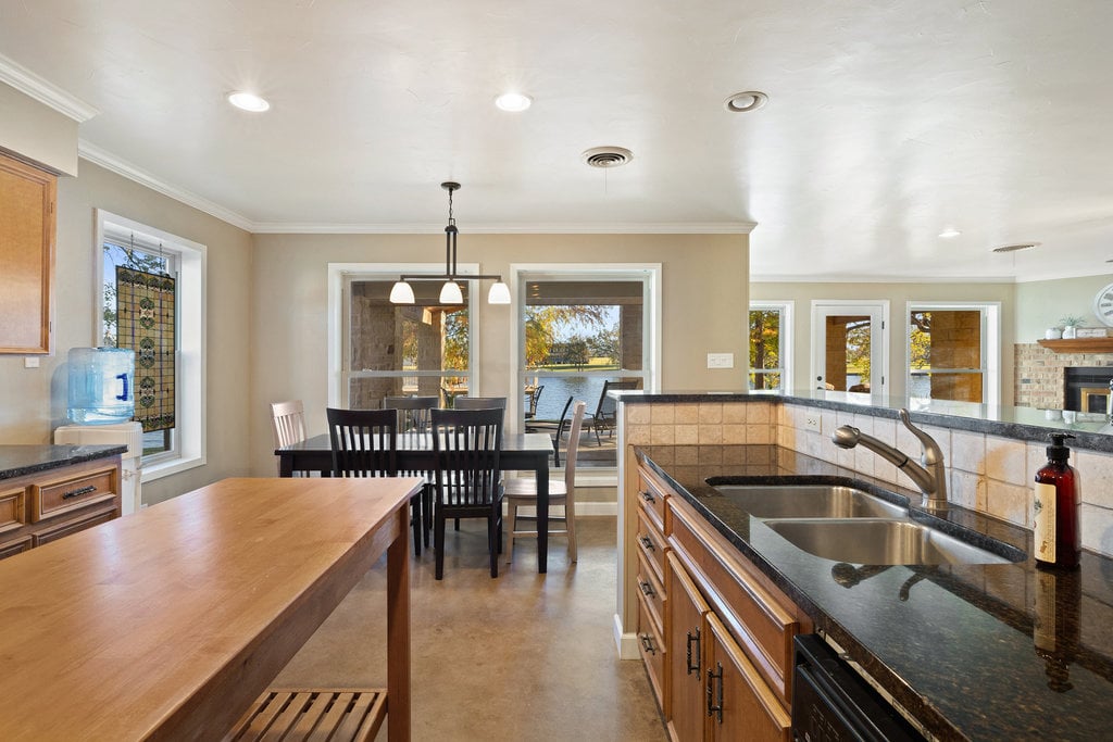 Stunning Waterfront Retreat in the Heart of Kingsland