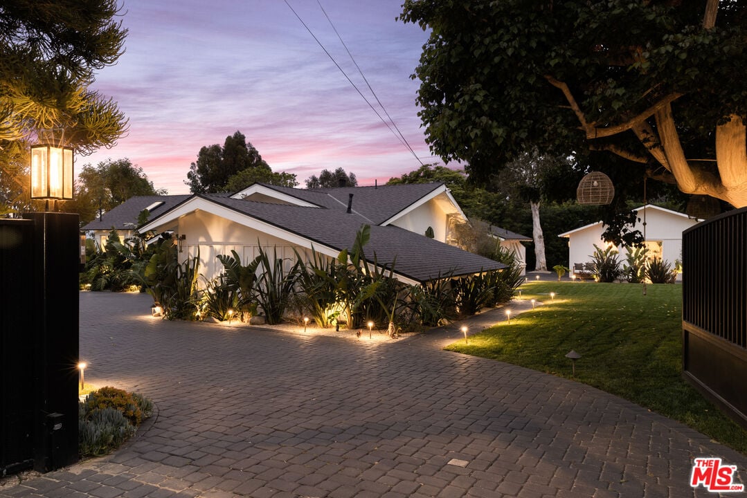 Echelon Pavilion, Grayfox St, 90265