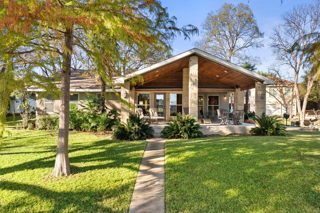 Stunning Waterfront Retreat in the Heart of Kingsland