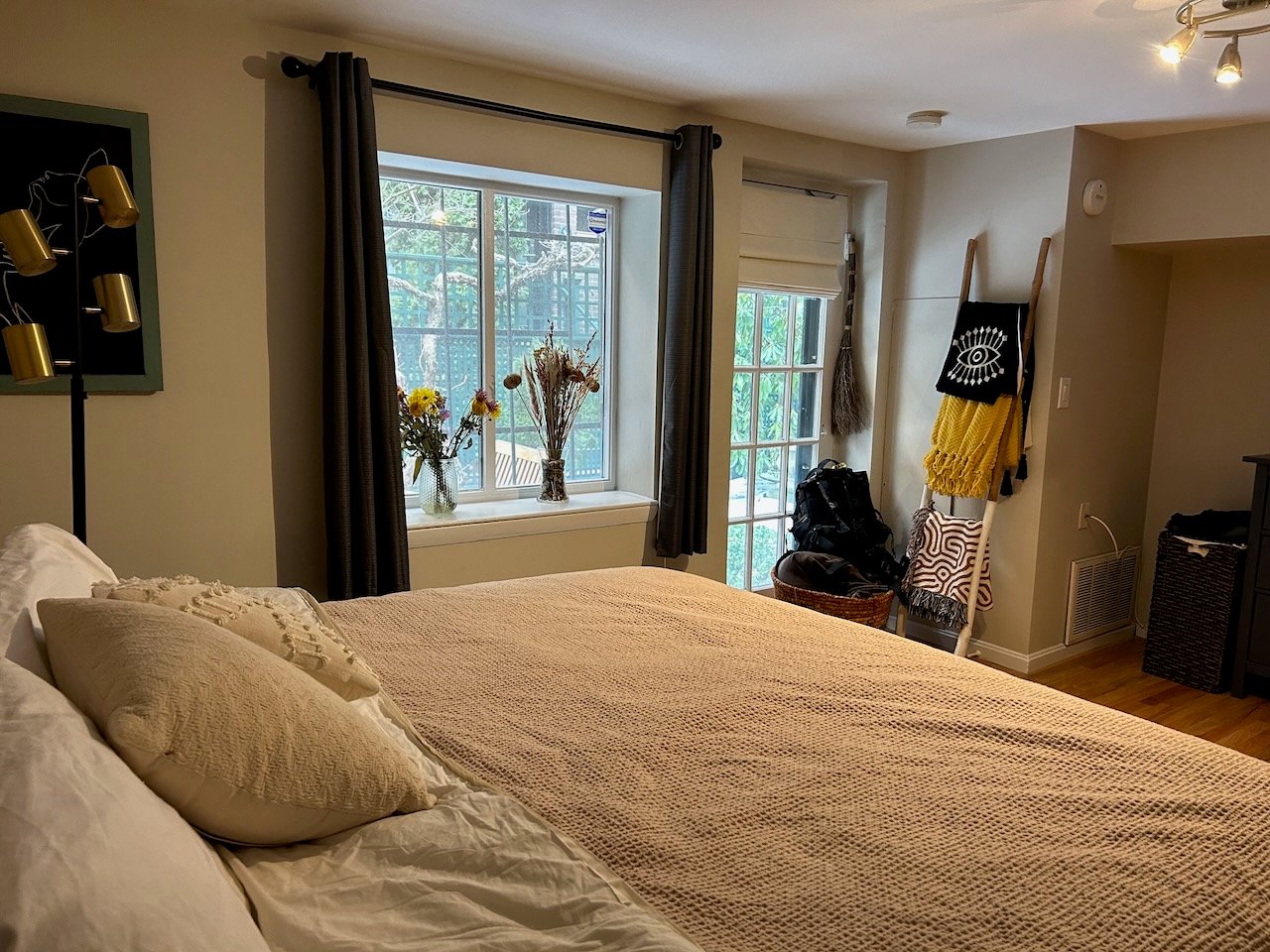 Warren Avenue - Private Entry 1 bed 1 bath w/ Laundry - Pets Negotiable! AVAILABLE MAY 1