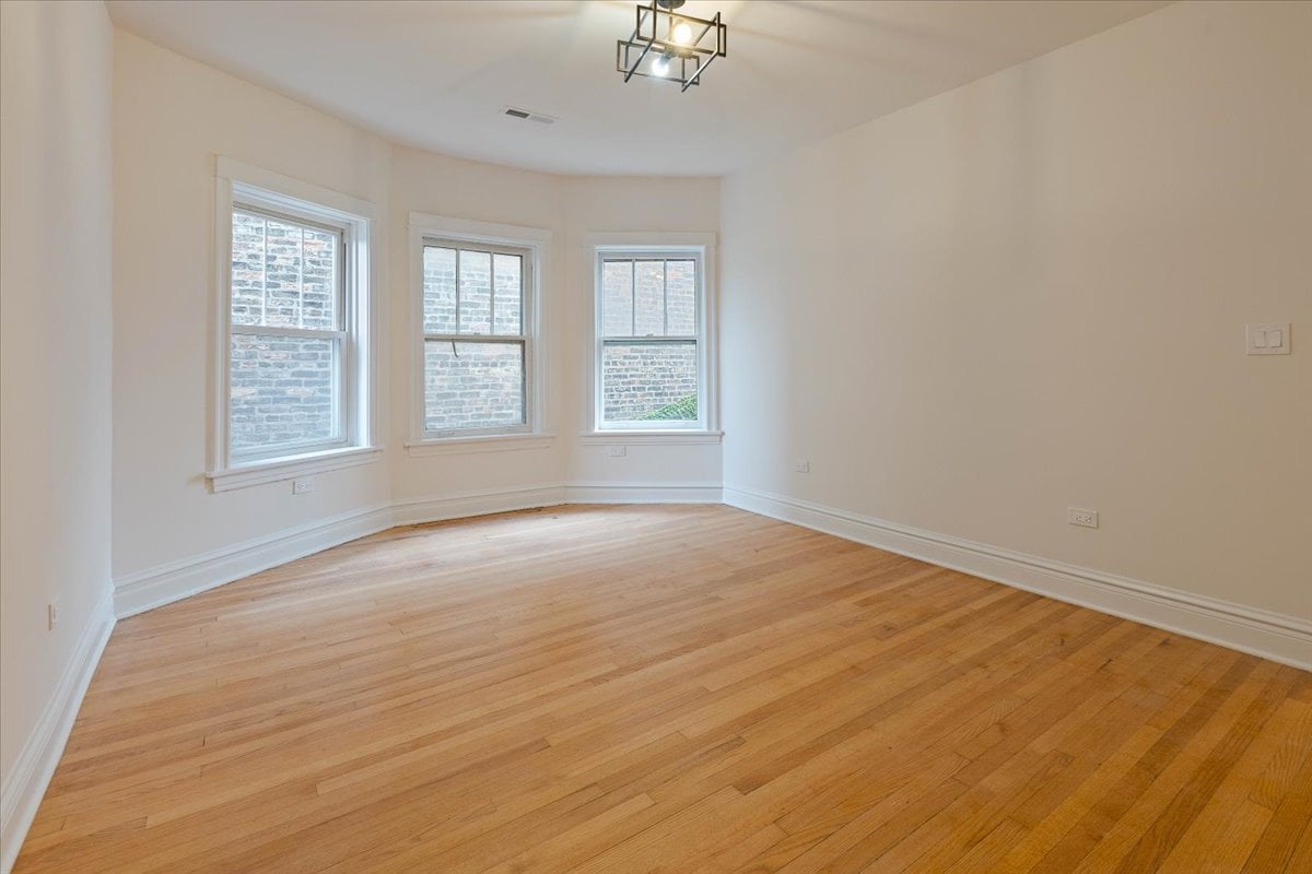 4138 N Clarendon Ave. #3R