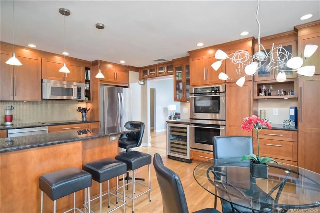 28 Surrey Dr, Norwalk