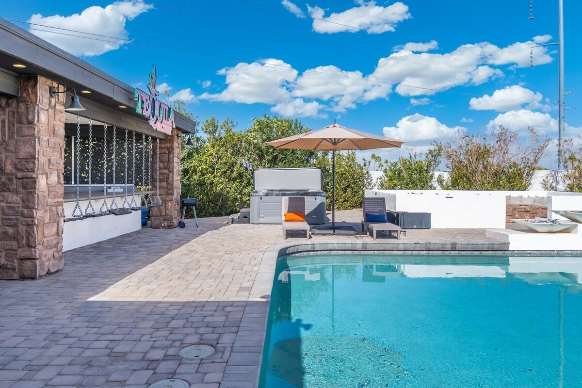 Phoenix Luxury! Pickleball | Free Heated Pool | Hot Tub