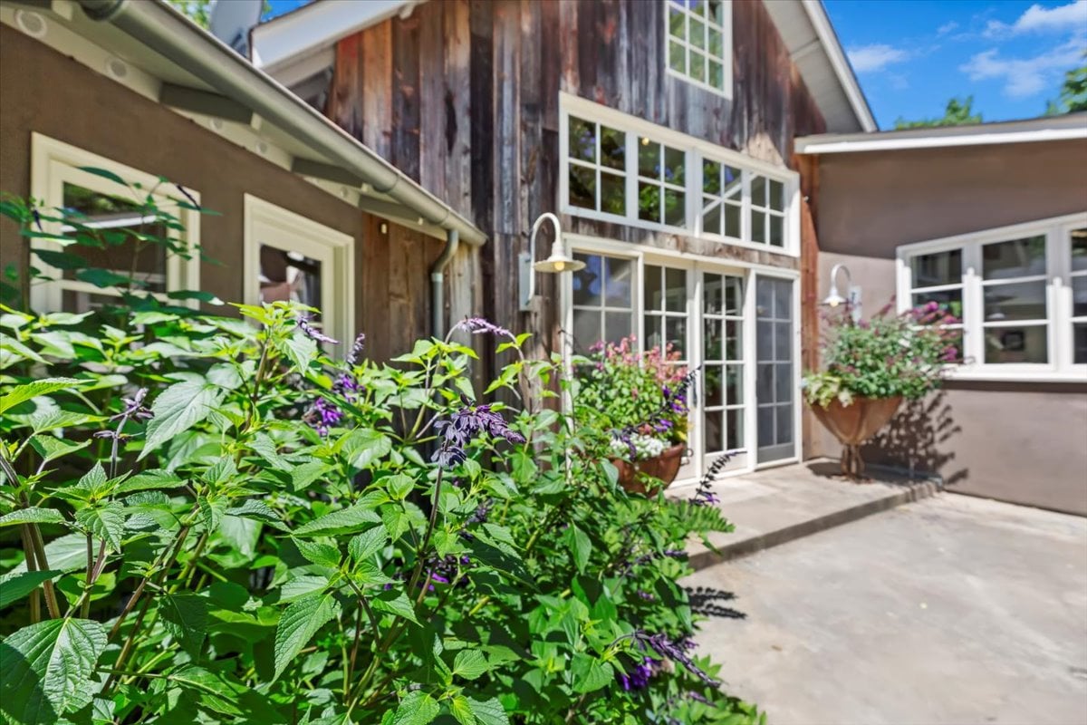 15 Cascade Ln