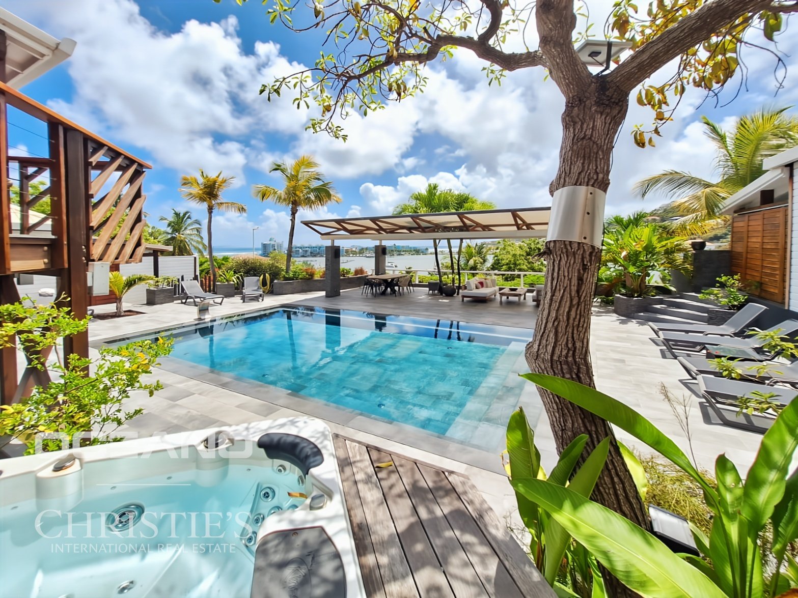 Magnificent sea-view villa + 3 bungalows