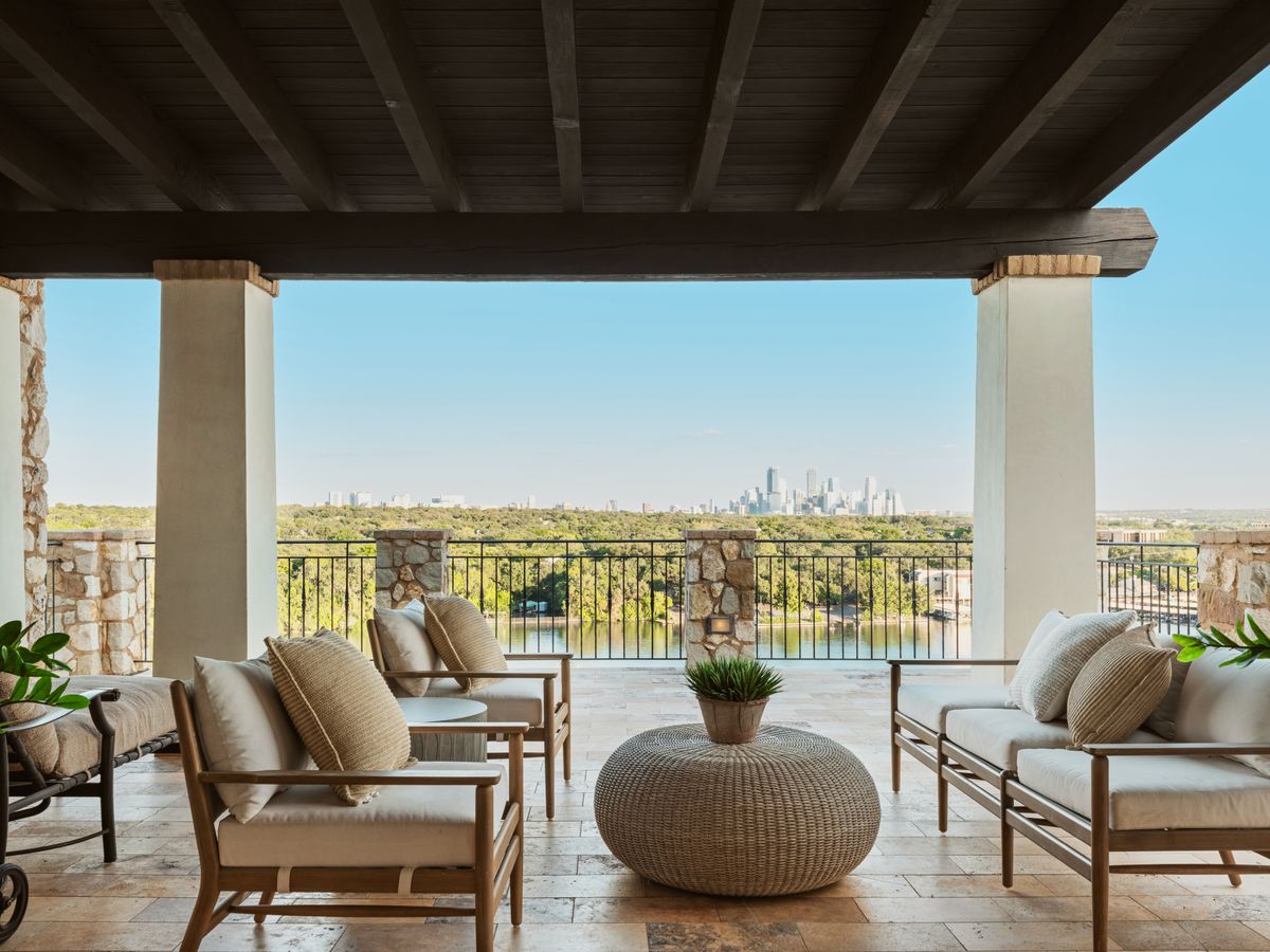 Lakeshore Horizon: Waterfront Villa with Lake & City Views