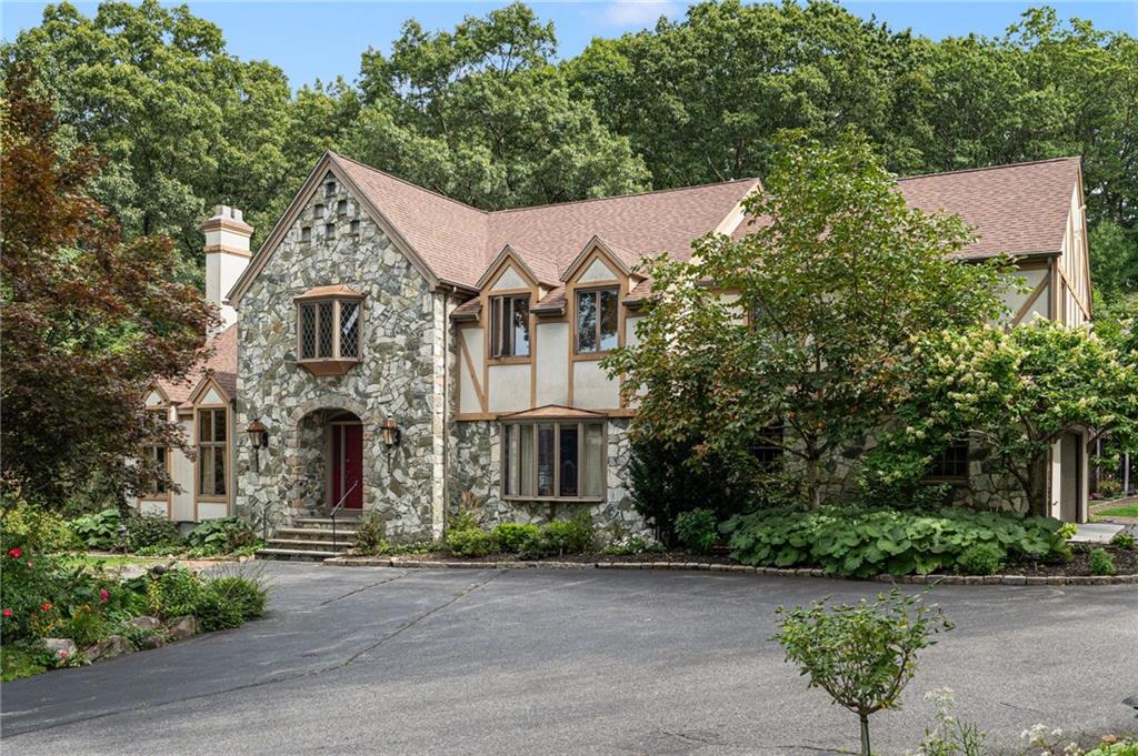 2 Lancers Lane, Lincoln, RI 02865