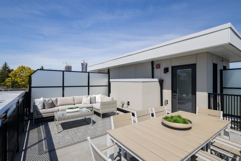 715 W 49th Ave, #212