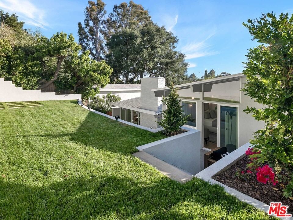 218 N Bundy Dr