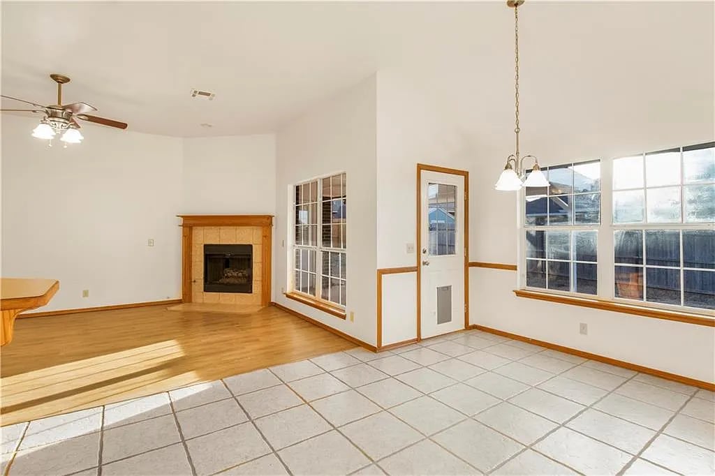 2111 Oakridge Dr