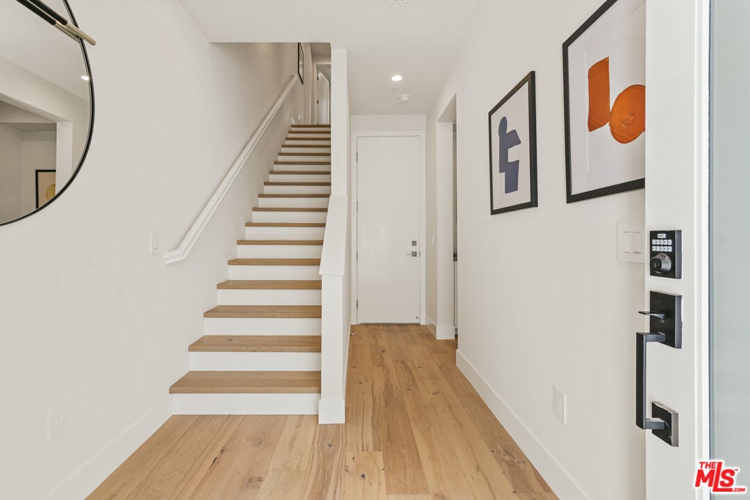 3218 S Barrington Ave