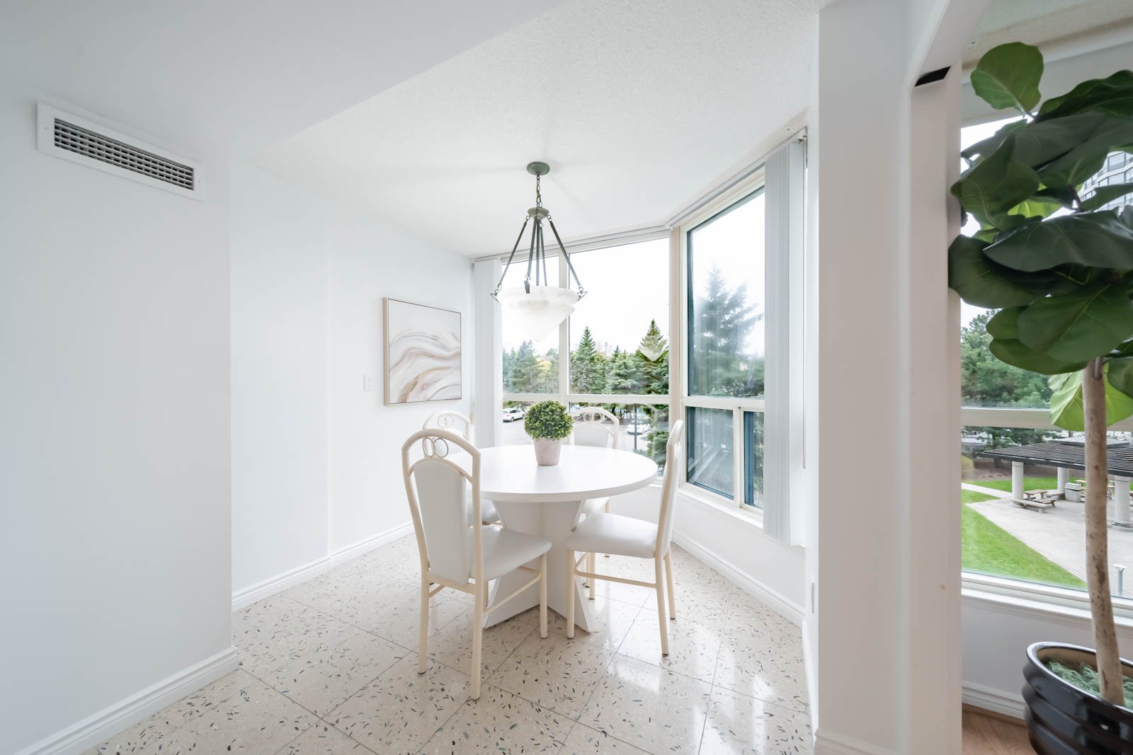 301-7300 Yonge Street 