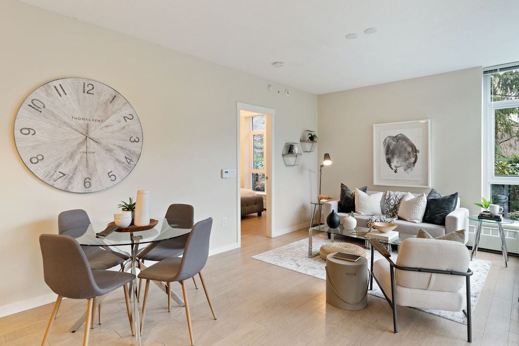 135 W 2nd St, #101