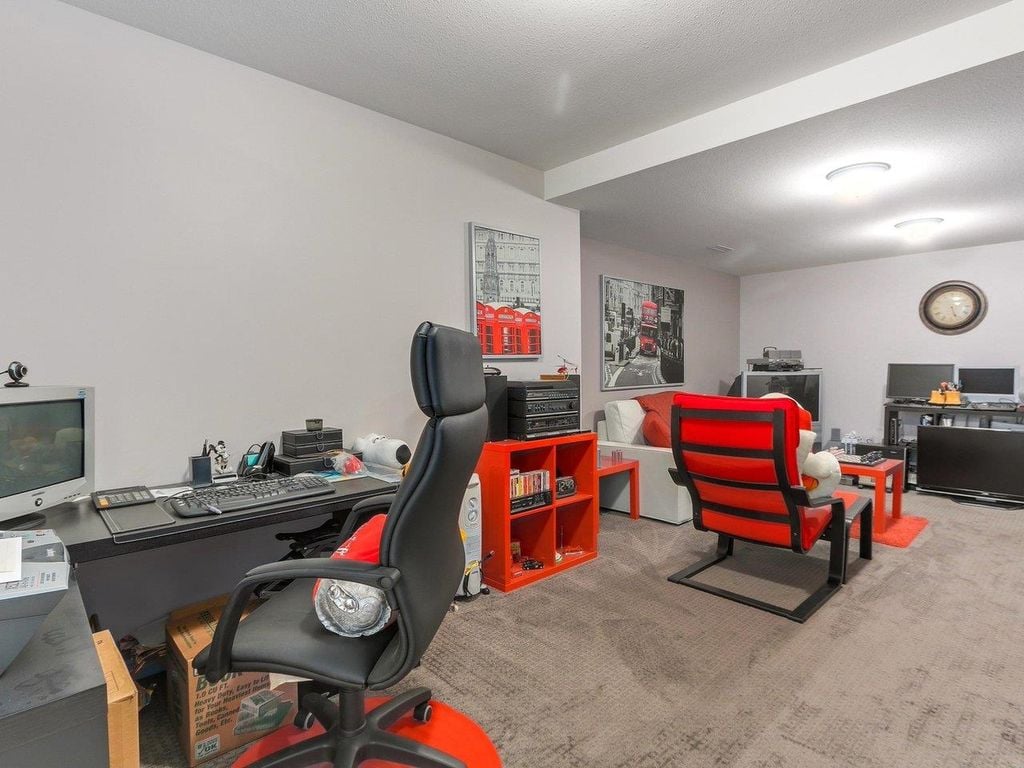 807 Porteau Pl