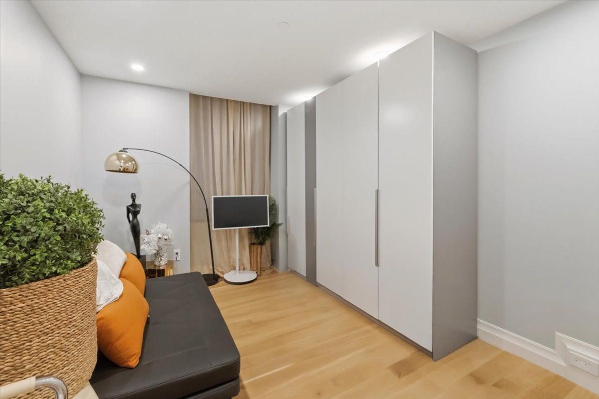100 Carlyle Drive VG6