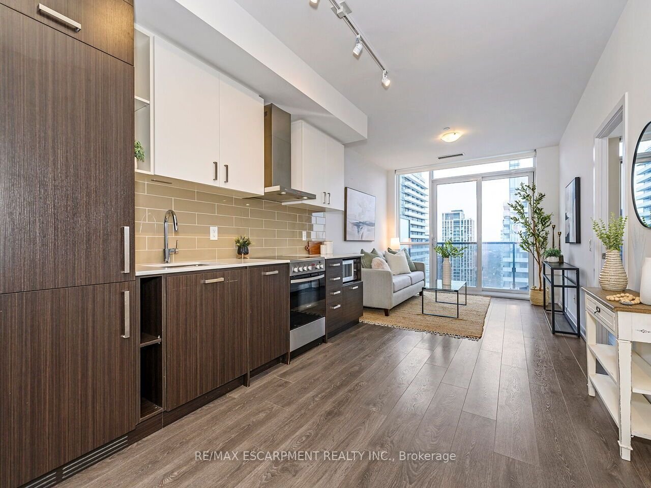 BEGINNER LUXURY IN MIDTOWN 