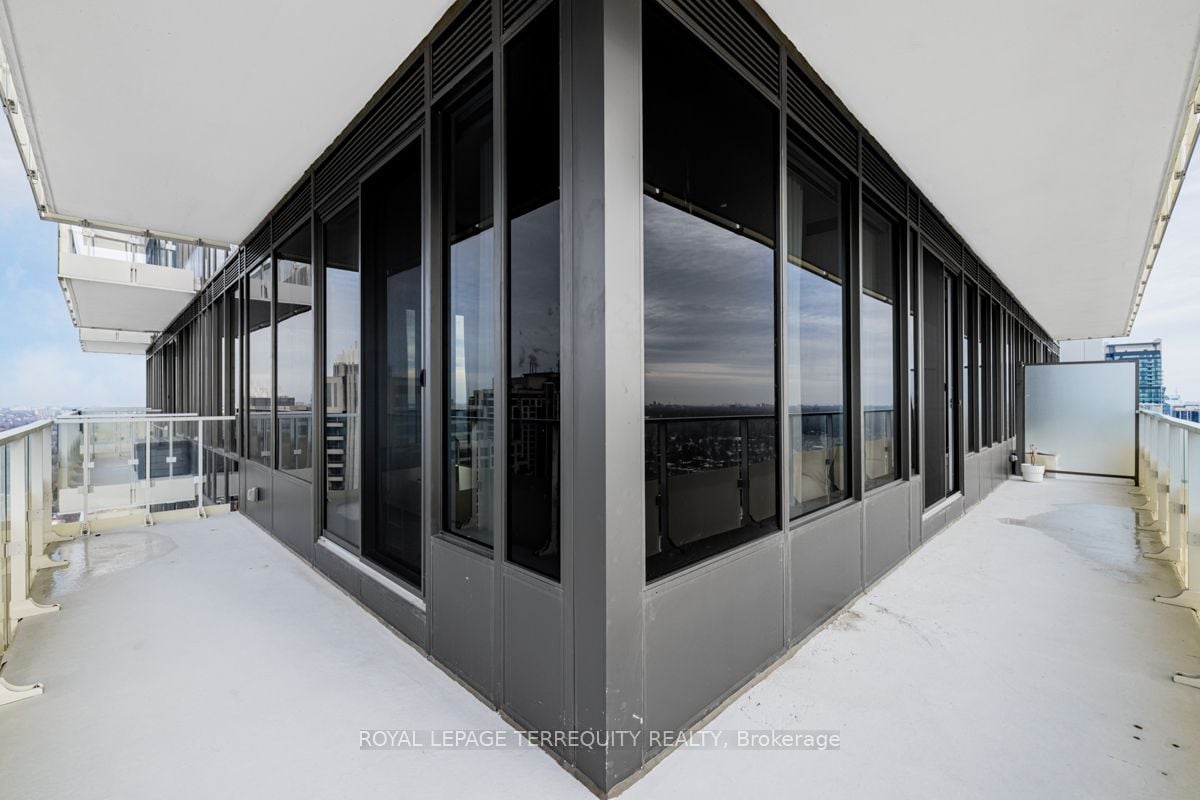 BEAUTIFUL CORNER PENTHOUSE