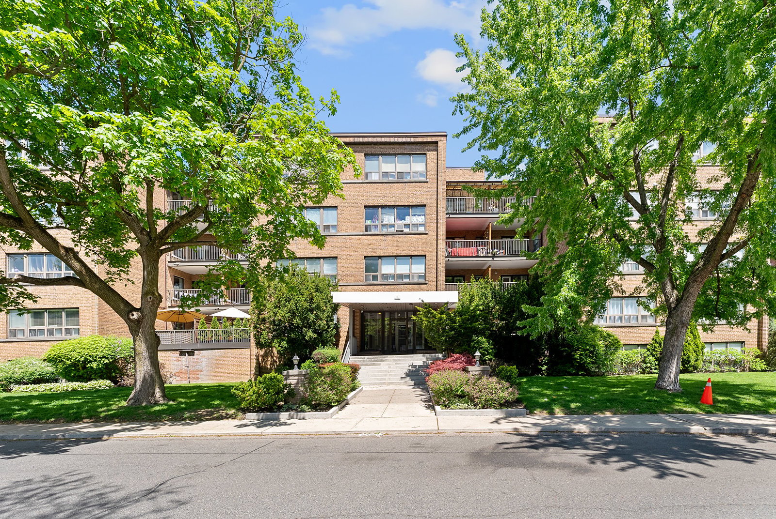 24 Shallmar Boulevard 311, Toronto C04 Unit: 311